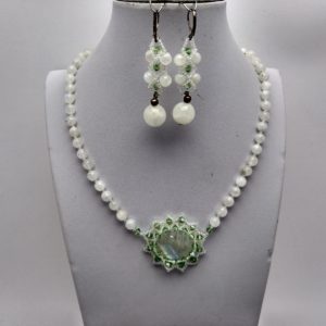 Collar con pendientes en piedra luna