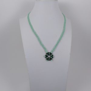 Collar con esferas de jade canadiense